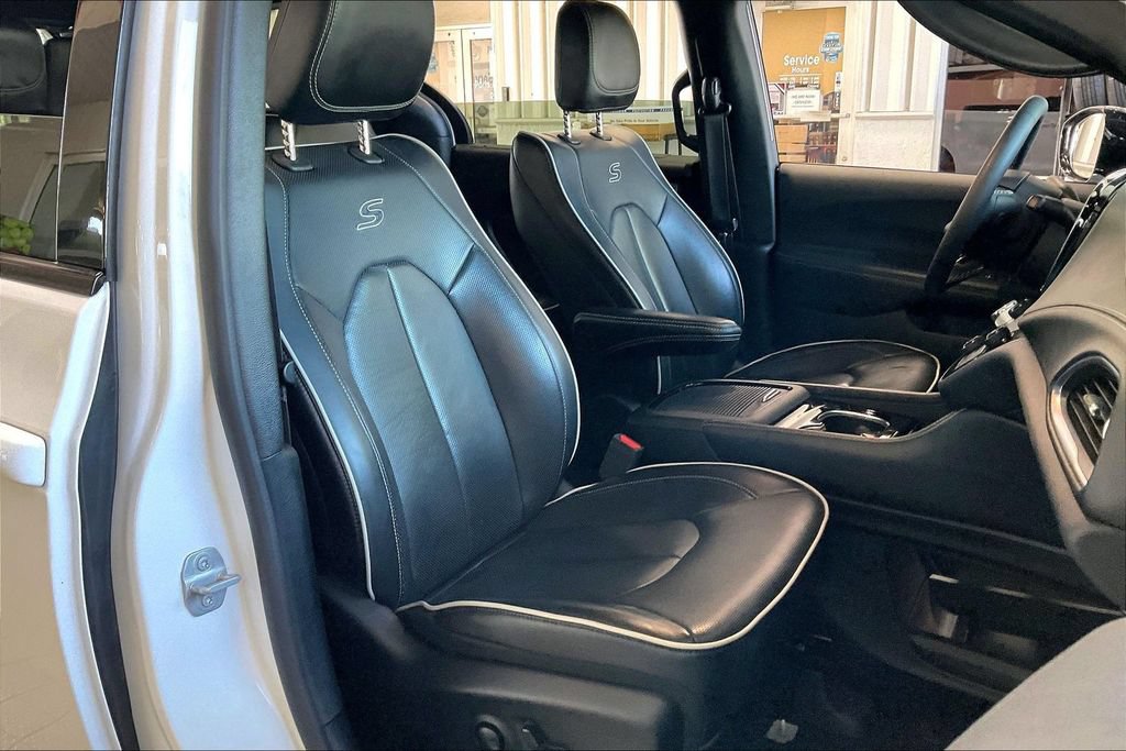 Used 2025 Chrysler Pacifica Limited FWD image 24
