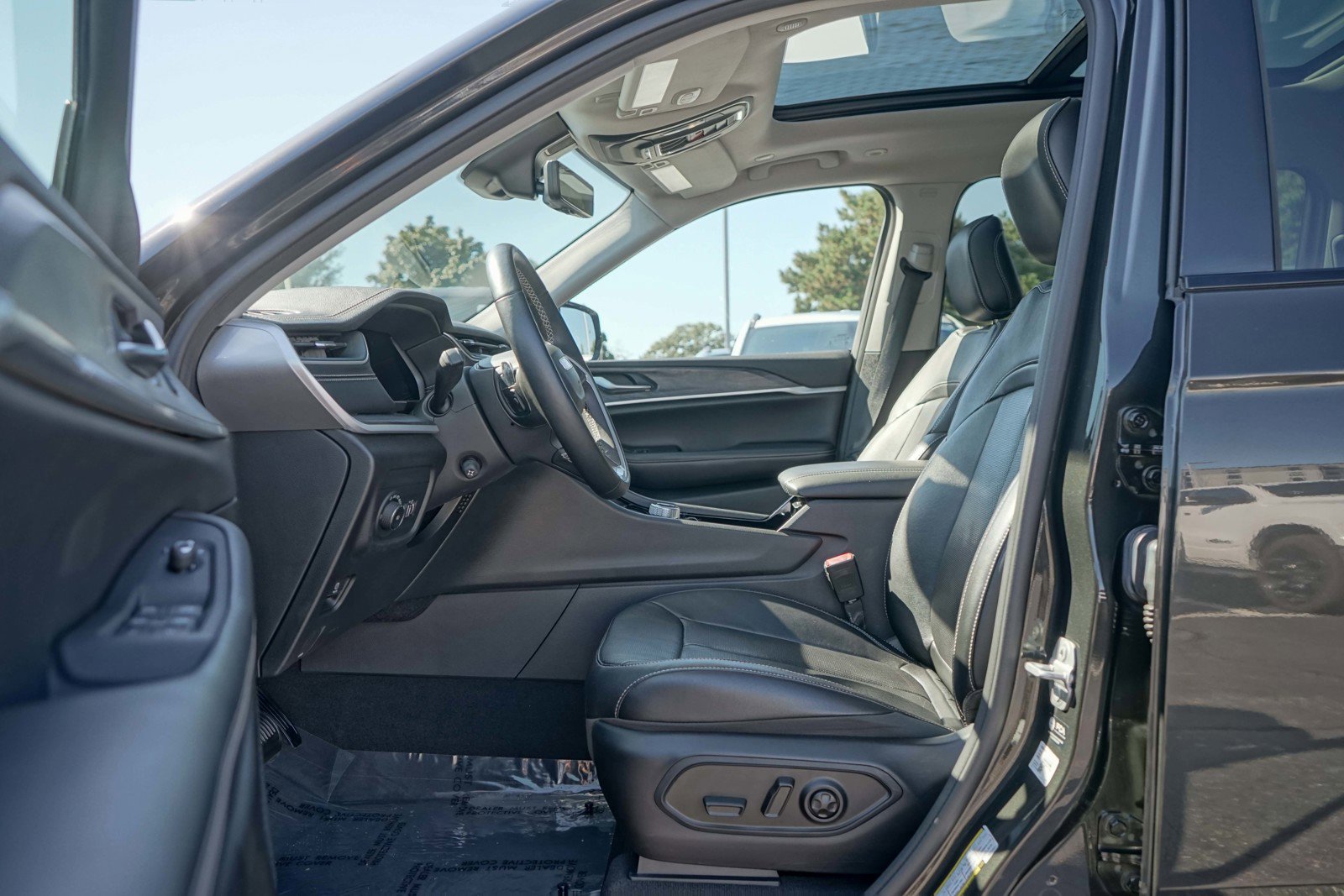 Used 2022 Jeep Grand Cherokee L Limited w/ Luxury Tech Group II image 13