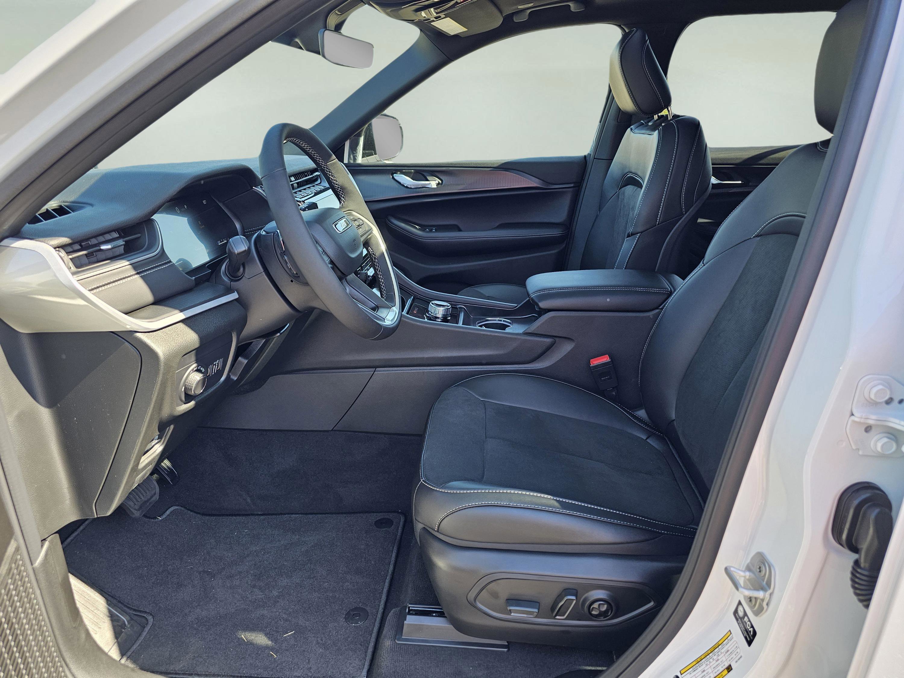 New 2025 Jeep Grand Cherokee L Altitude image 9