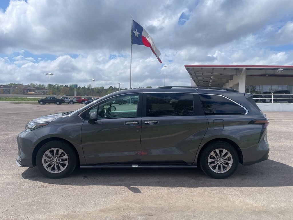 Used 2025 Toyota Sienna XLE image 4