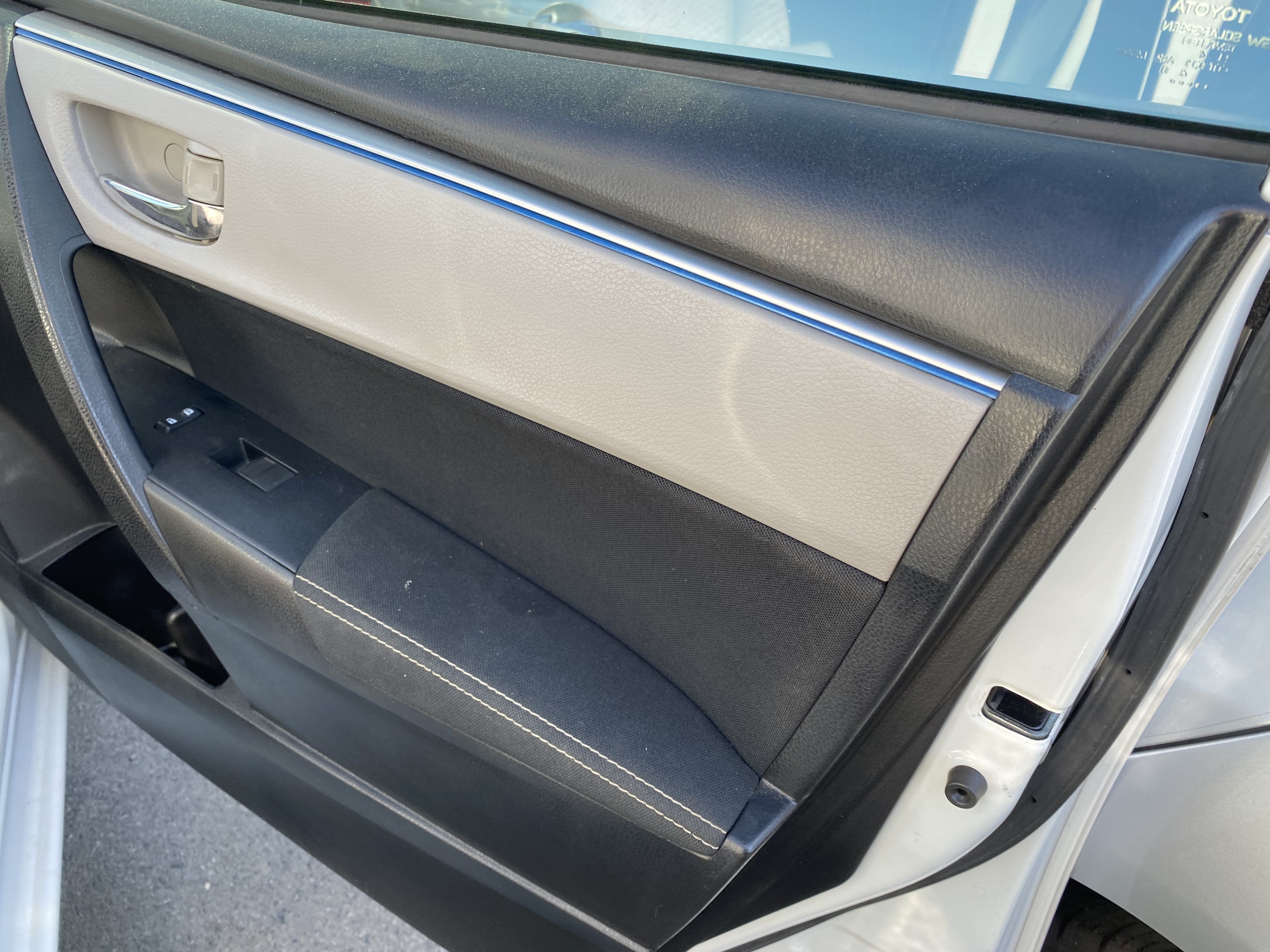 Used 2015 Toyota Corolla LE FWD image 16