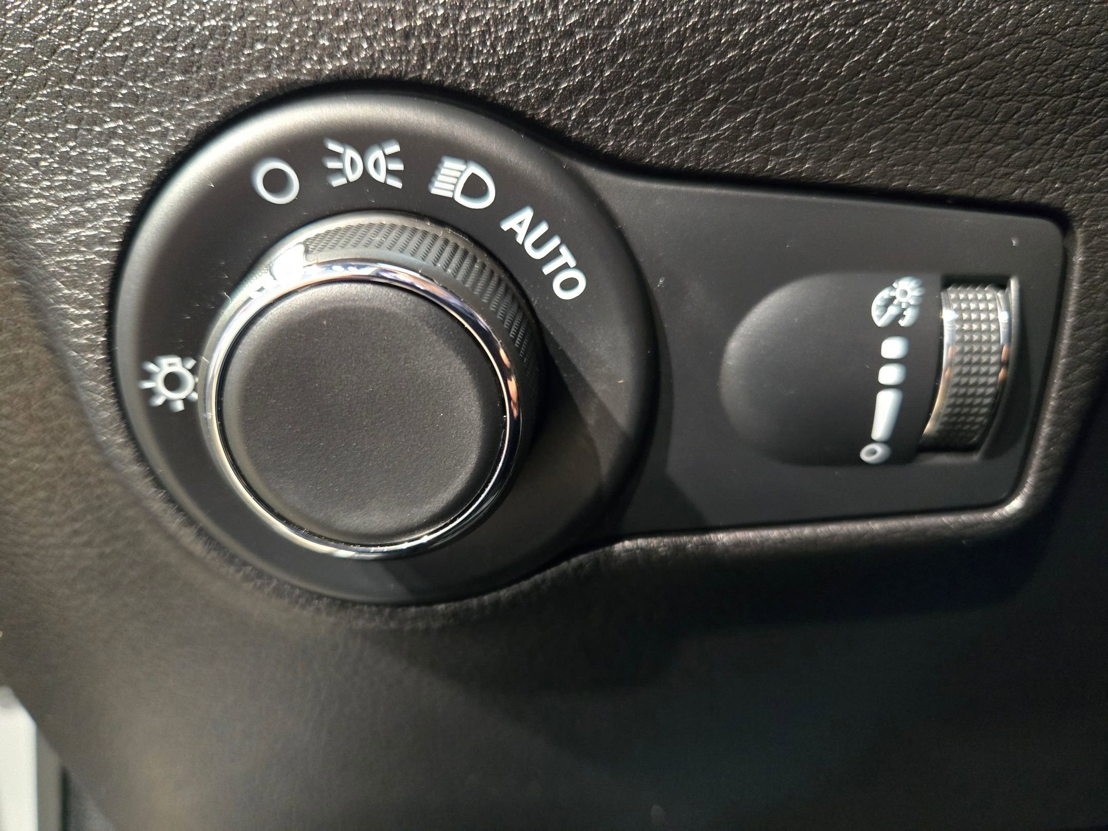 Used 2025 Jeep Compass Sport image 25