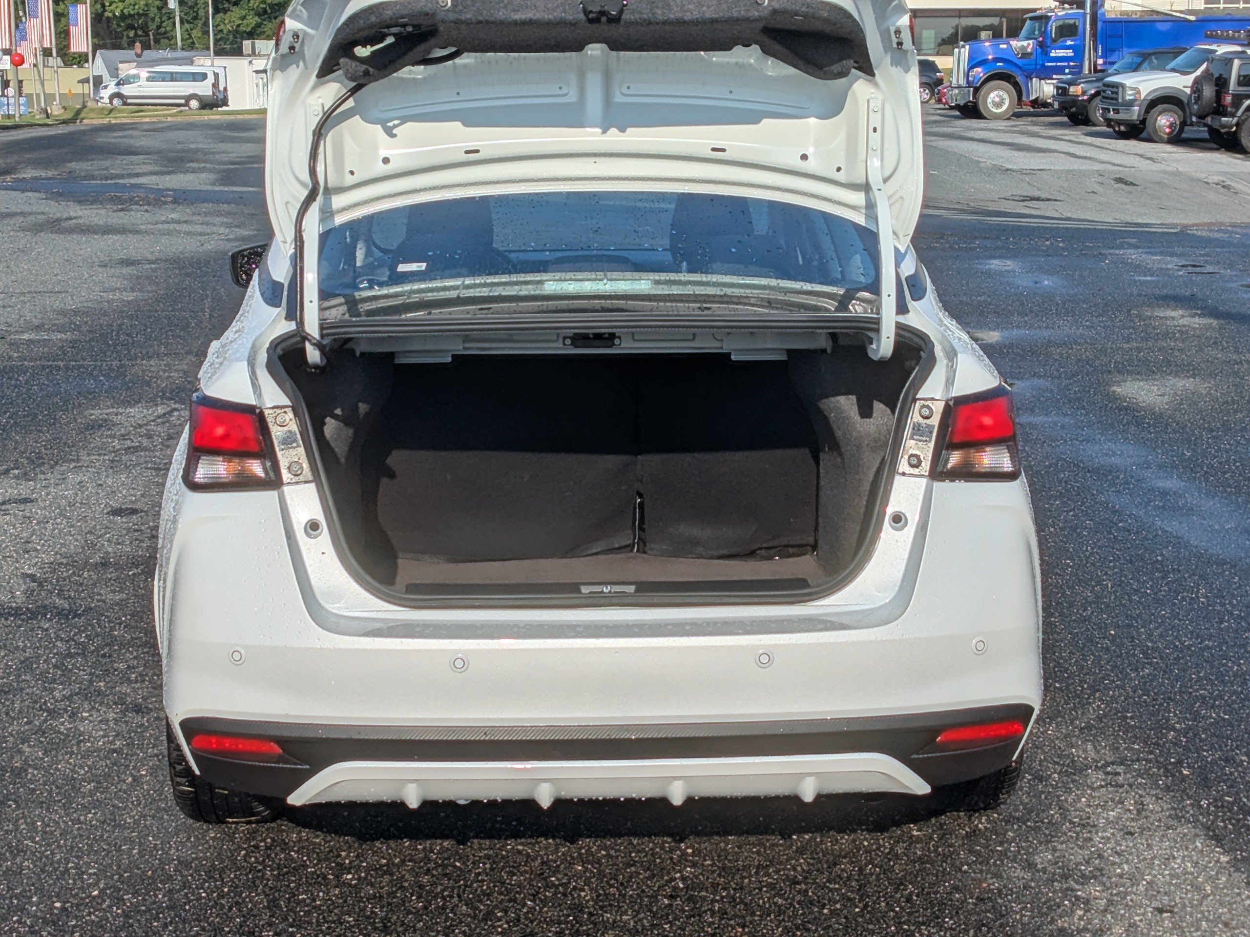 Used 2024 Nissan Versa SV FWD image 8
