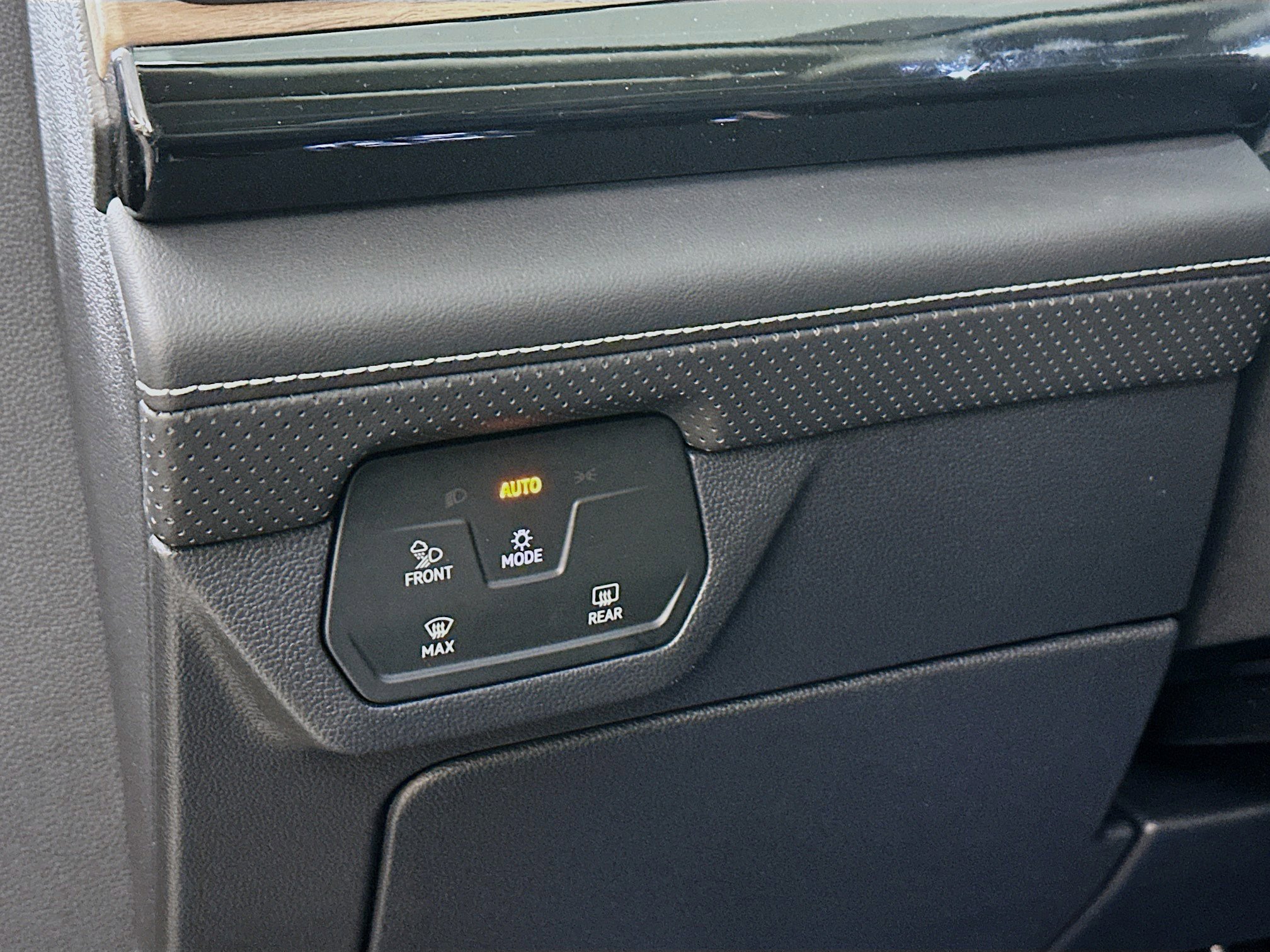 New 2025 Volkswagen Atlas SE image 10