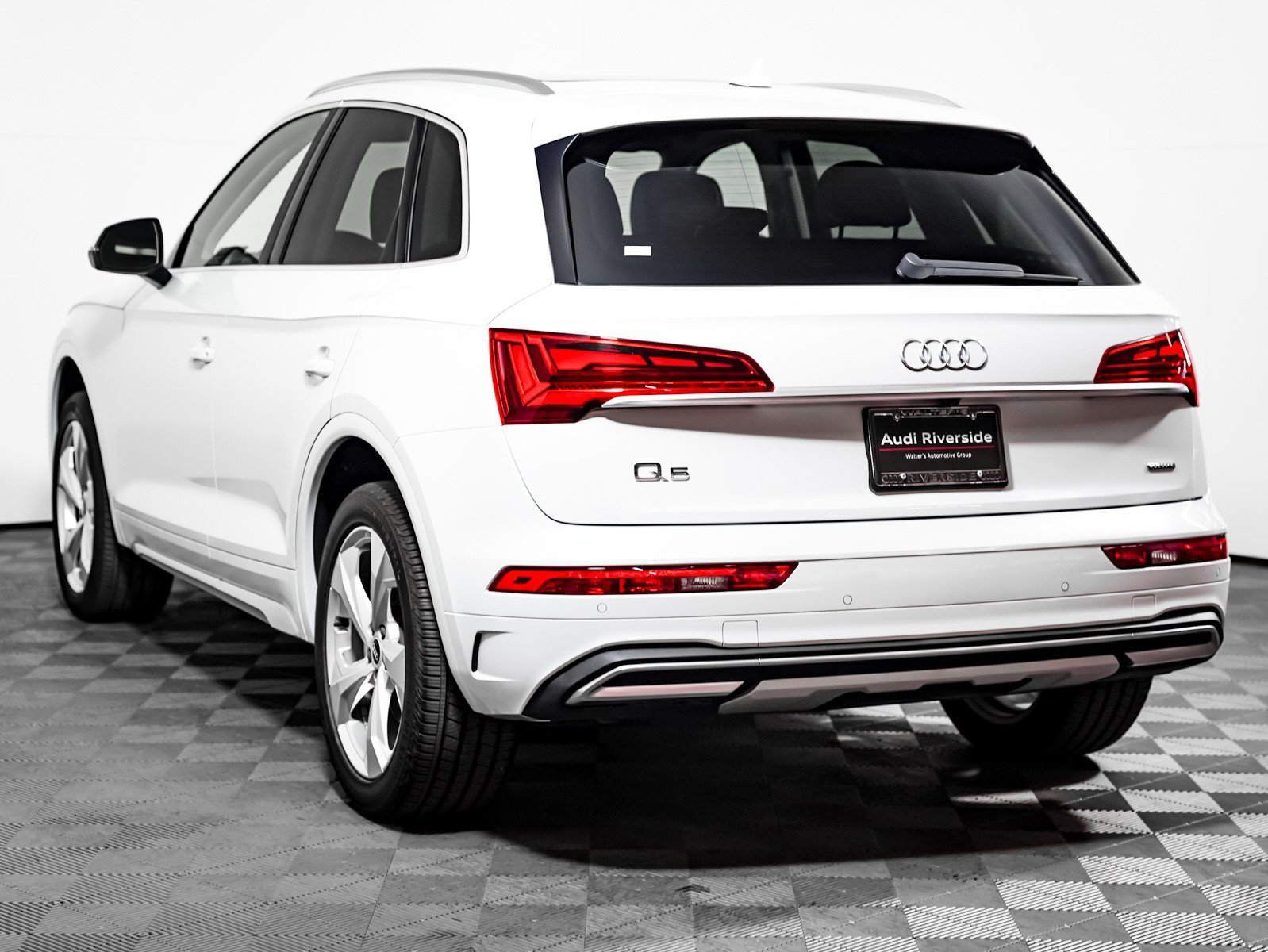 Used 2021 Audi Q5 2.0T Premium Plus w/ Premium Plus Package AWD/4WD image 2
