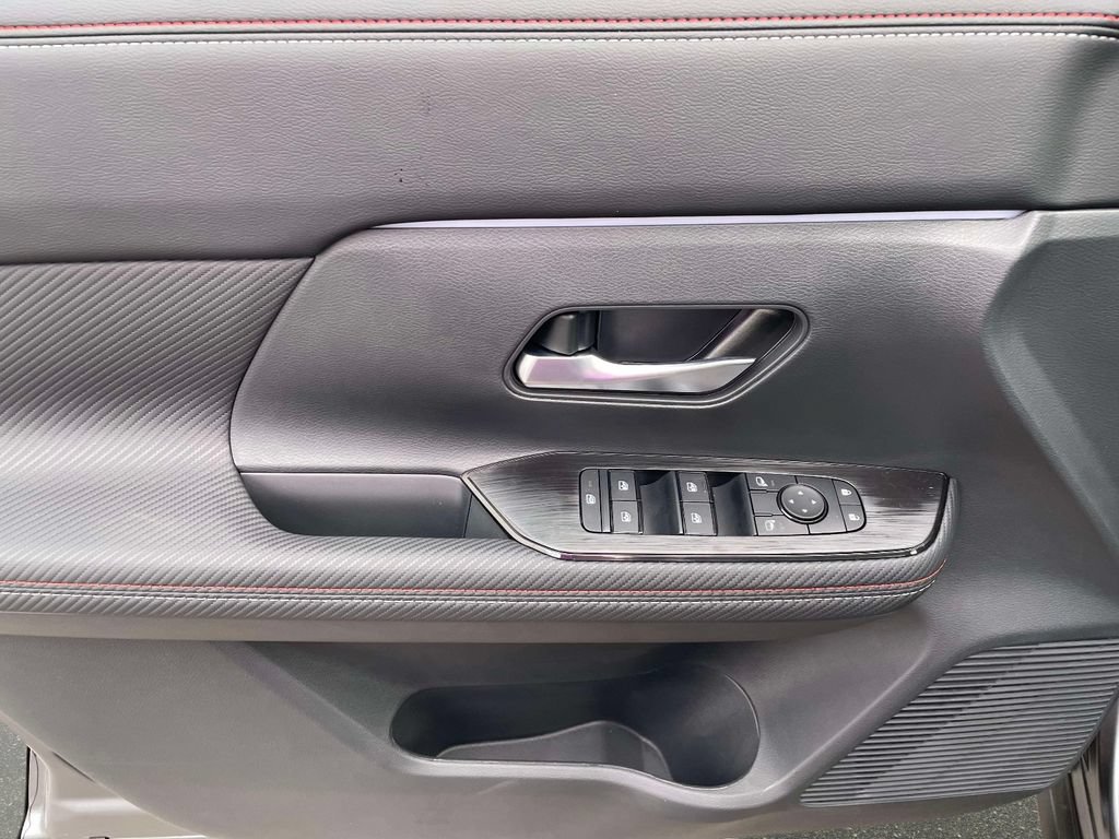New 2027 Nissan Kicks SR w/ SR Premium Package FWD image 17
