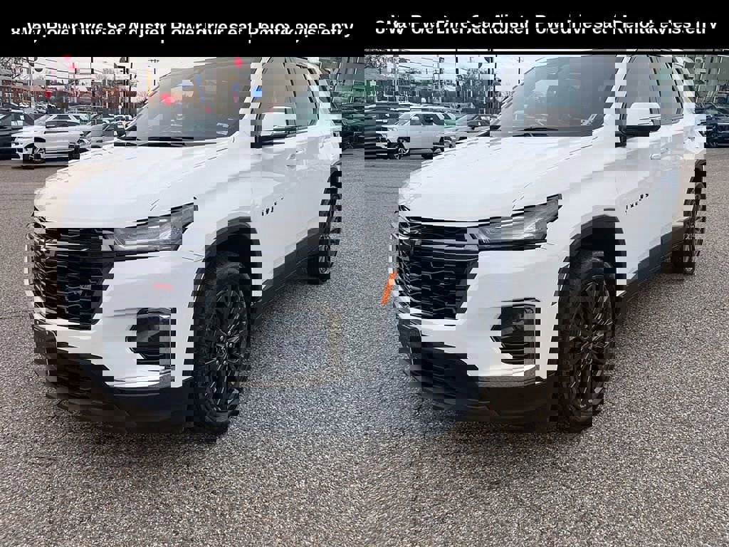 Used 2023 Chevrolet Traverse RS image 3