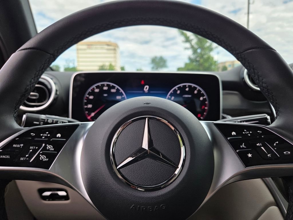 Used 2025 Mercedes-Benz GLC 300 4MATIC image 35