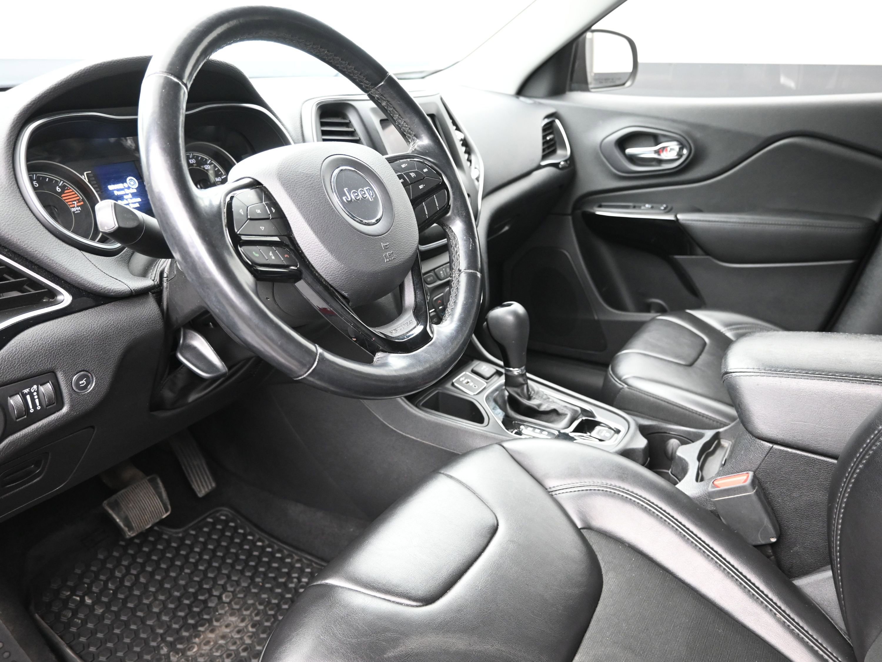 Used 2020 Jeep Cherokee Latitude Plus image 10