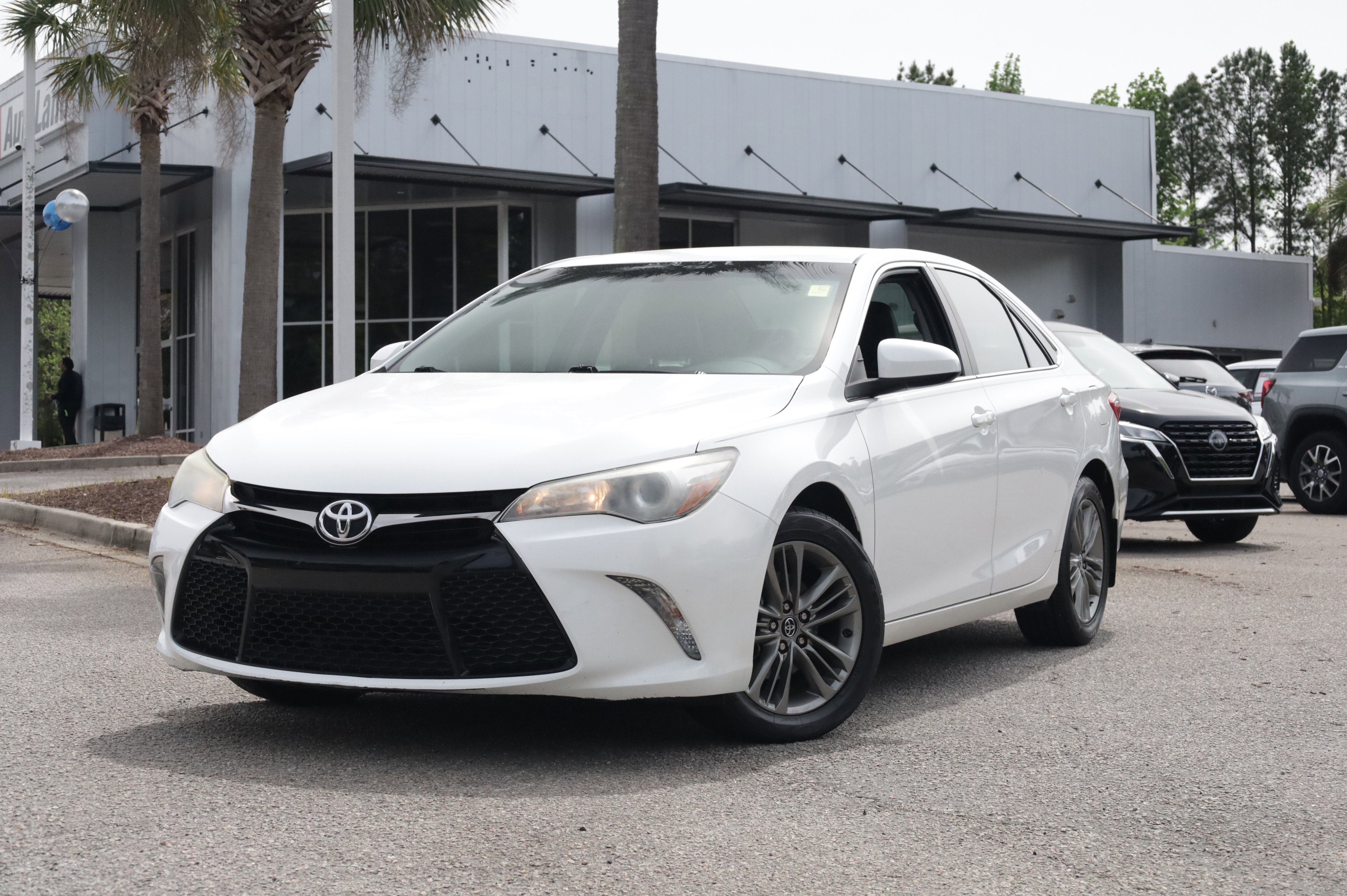 Used 2017 Toyota Camry SE FWD image 1