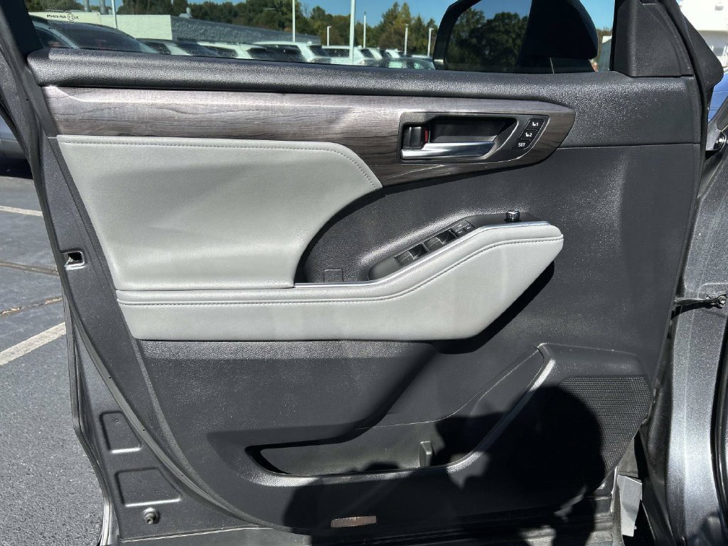 Used 2021 Toyota Highlander Limited FWD image 21