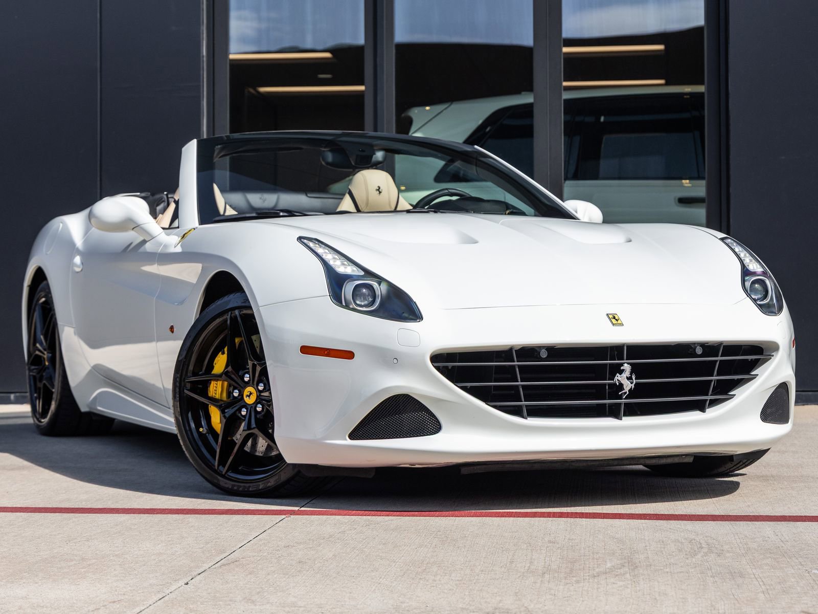 Used 2015 Ferrari California T RWD image 2