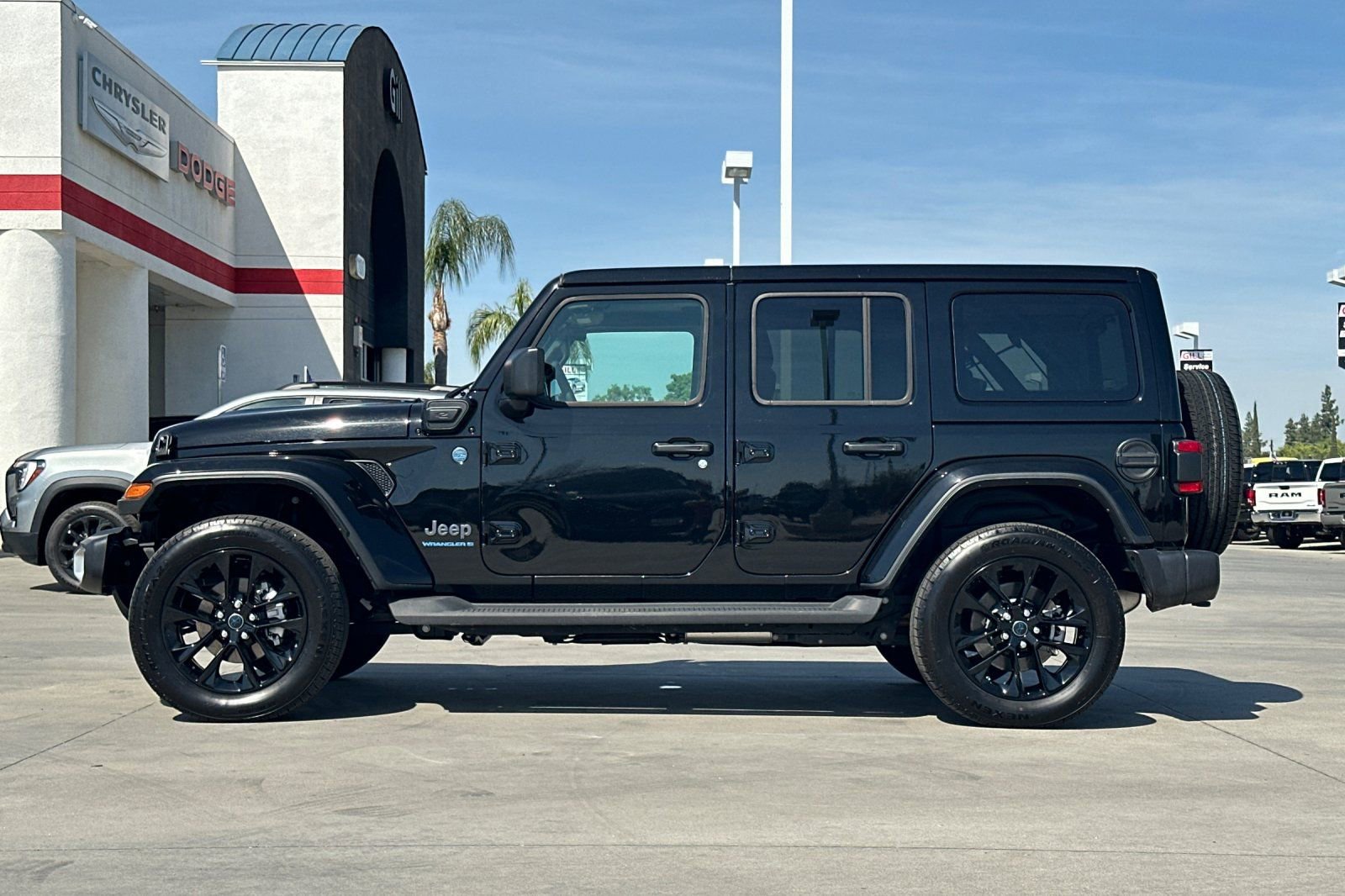Used 2025 Jeep Wrangler Unlimited Sahara image 3