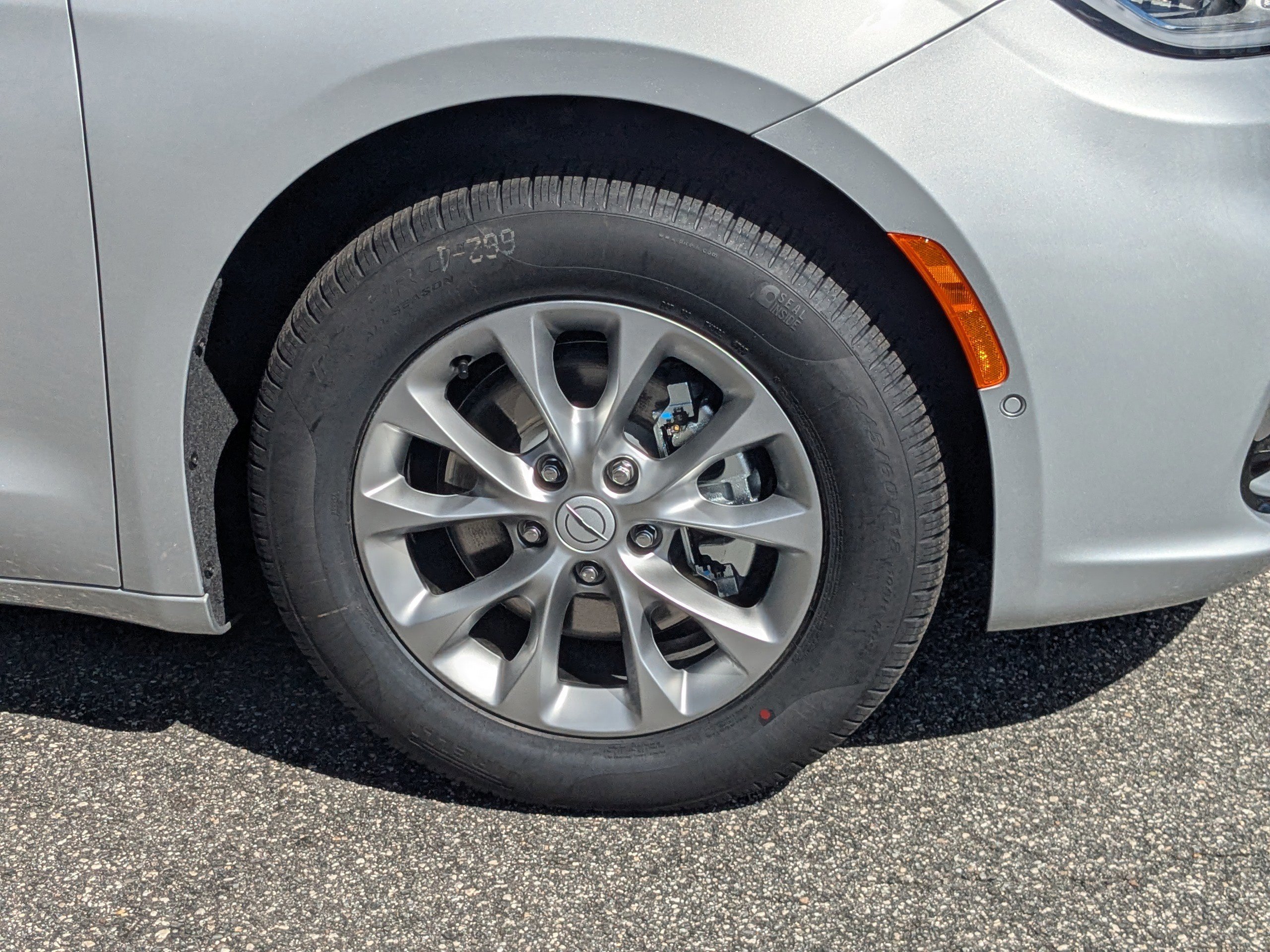 New 2026 Chrysler Pacifica Limited FWD image 10