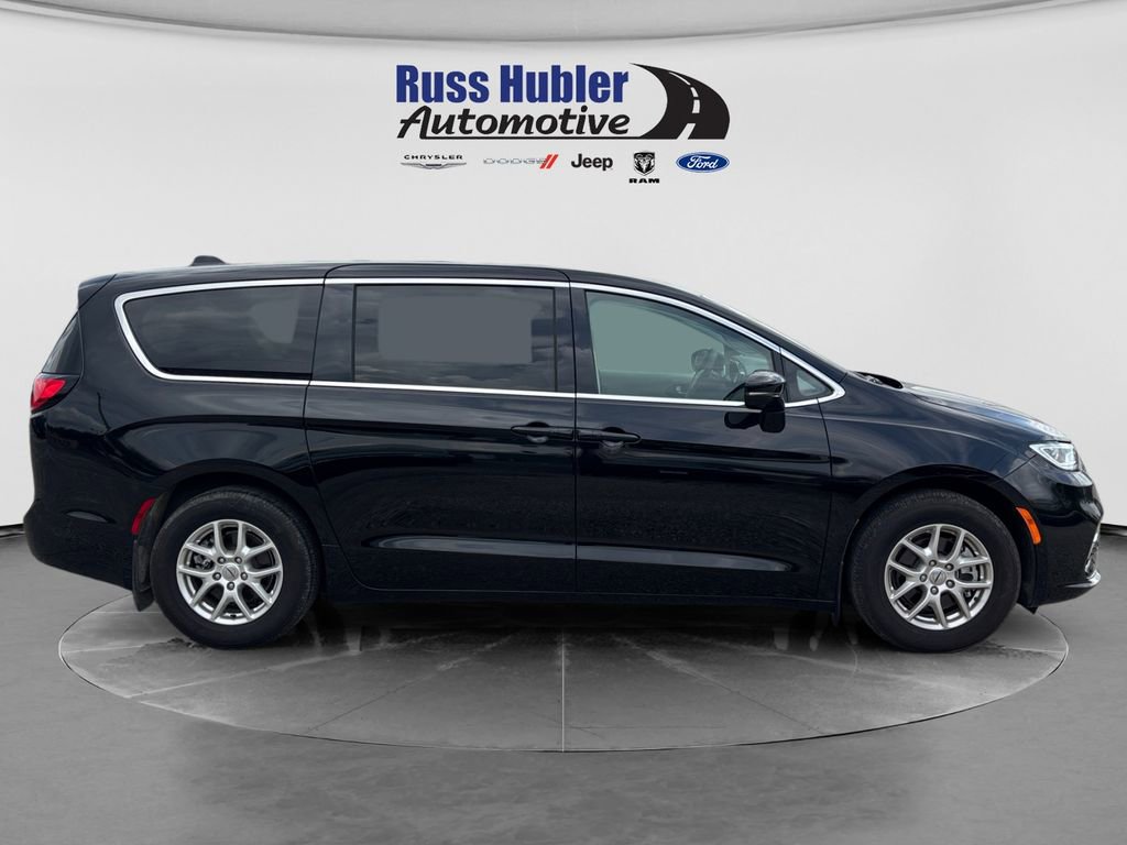 Used 2024 Chrysler Pacifica Touring-L FWD image 7