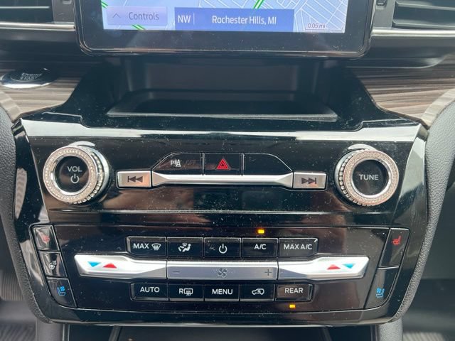 Used 2023 Ford Explorer Limited w/ Equipment Group 301A AWD/4WD image 30