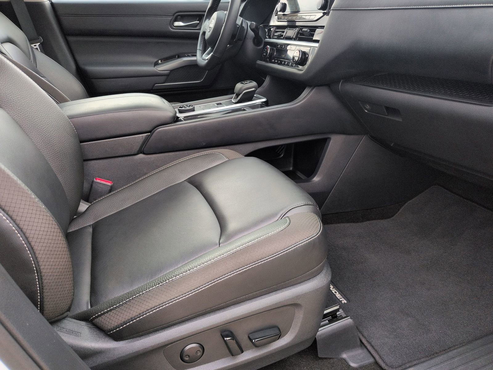 Certified 2025 Nissan Pathfinder SL w/ SL Premium Package image 33