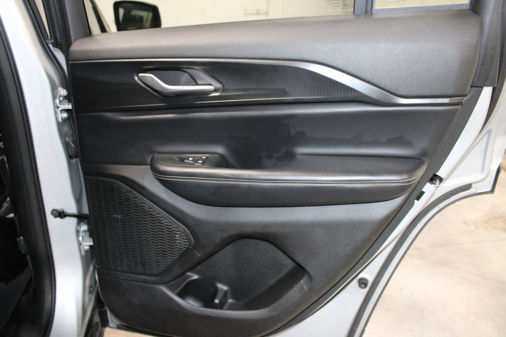 Used 2024 Jeep Grand Cherokee Altitude AWD/4WD image 32
