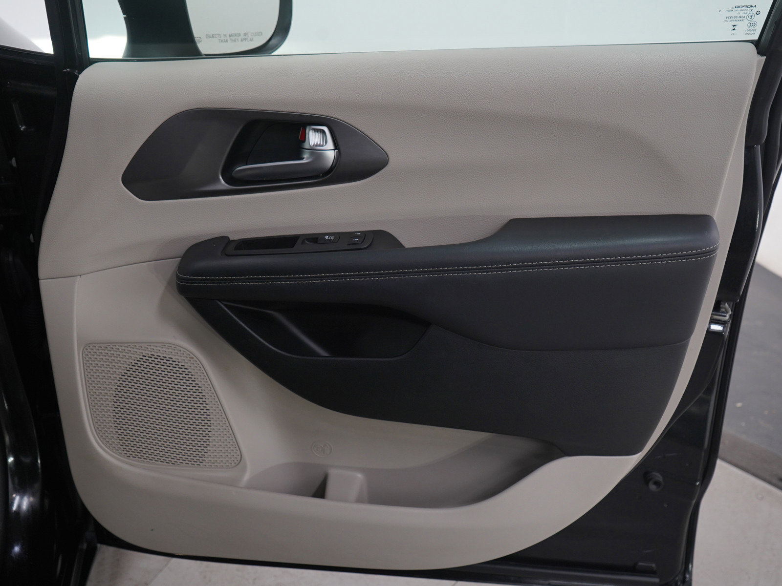 Used 2023 Chrysler Pacifica Touring-L image 10