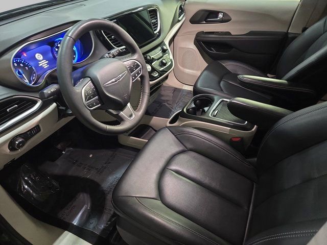 Used 2024 Chrysler Pacifica Touring-L image 19