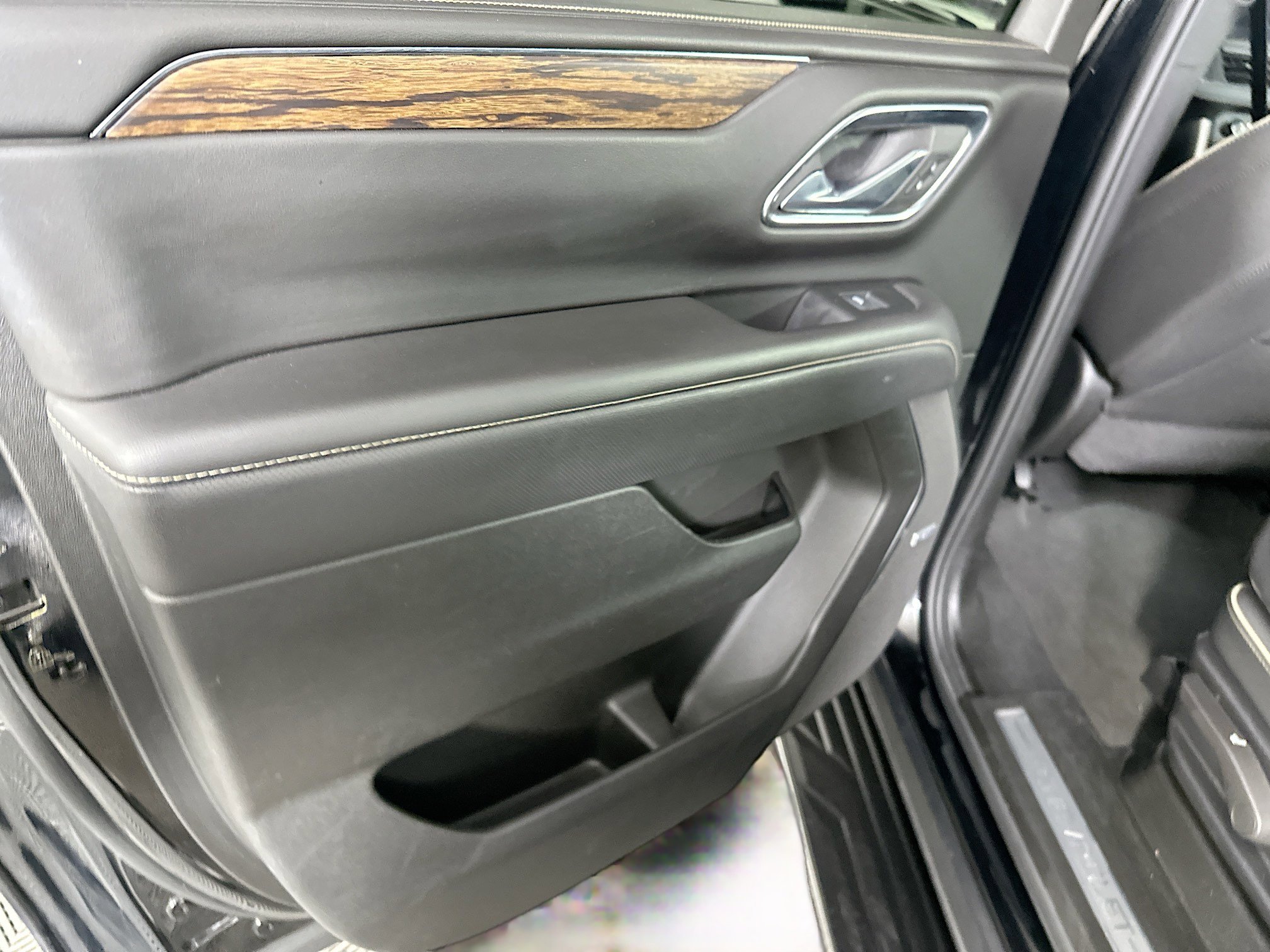 Used 2024 Chevrolet Suburban Premier image 26