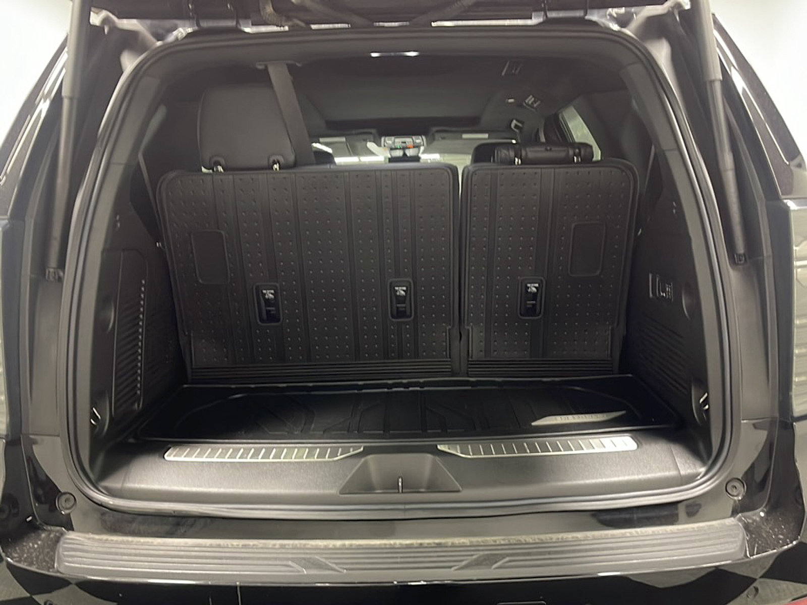 Used 2025 Chevrolet Tahoe High Country AWD/4WD image 17