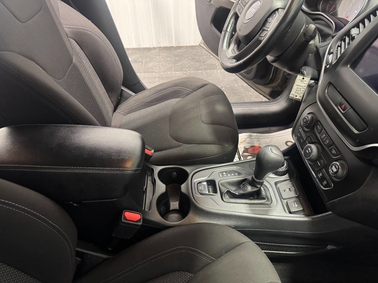 Used 2019 Jeep Cherokee Latitude w/ Cold Weather Group image 19