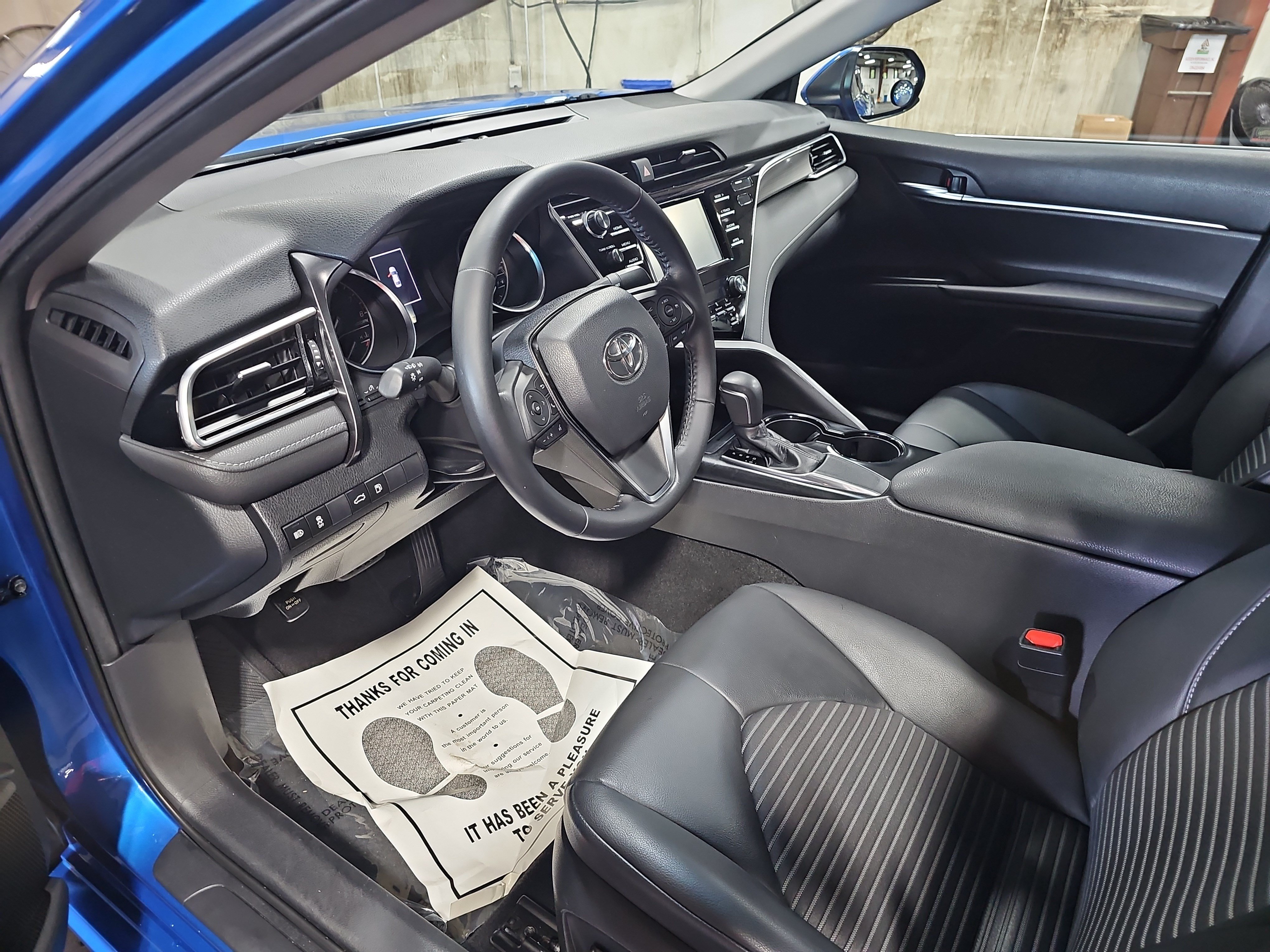 Used 2018 Toyota Camry SE w/ Moonroof Package FWD image 16