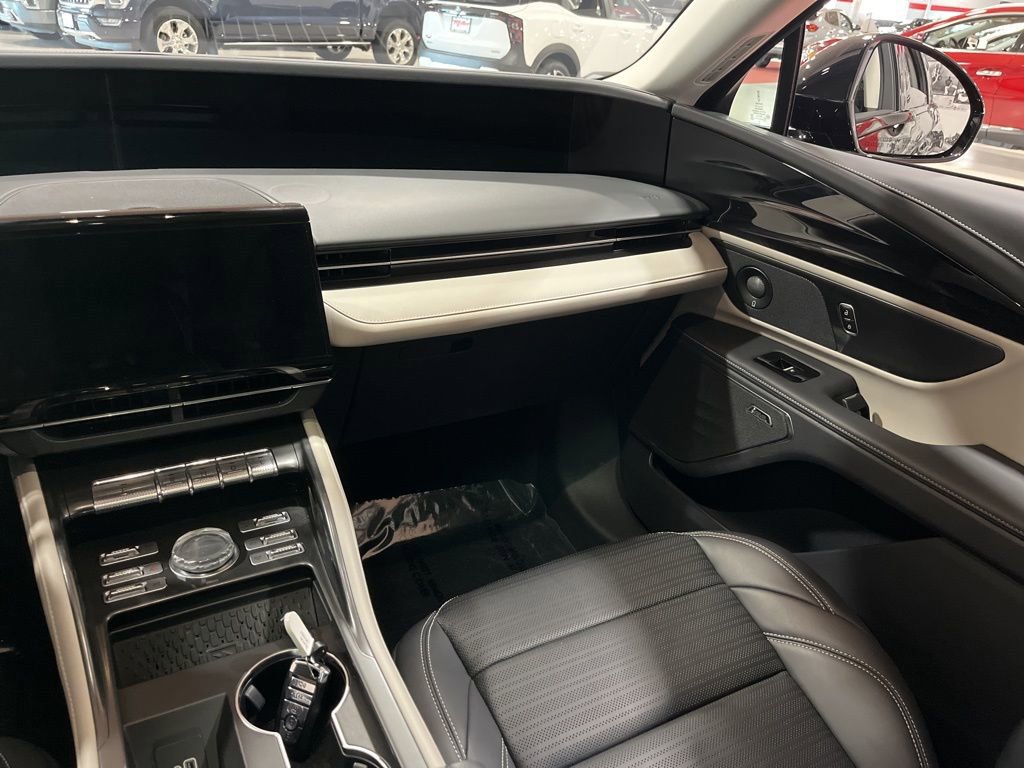 Used 2025 Lincoln Nautilus Reserve image 21