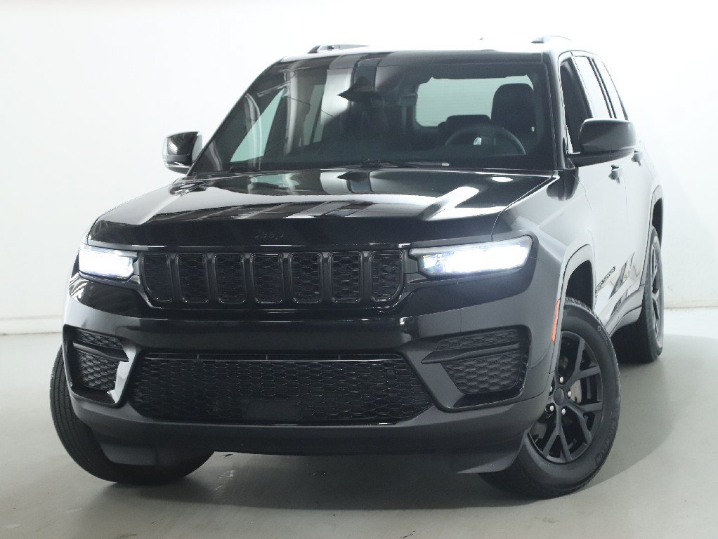 Used 2025 Jeep Grand Cherokee Altitude AWD/4WD image 3