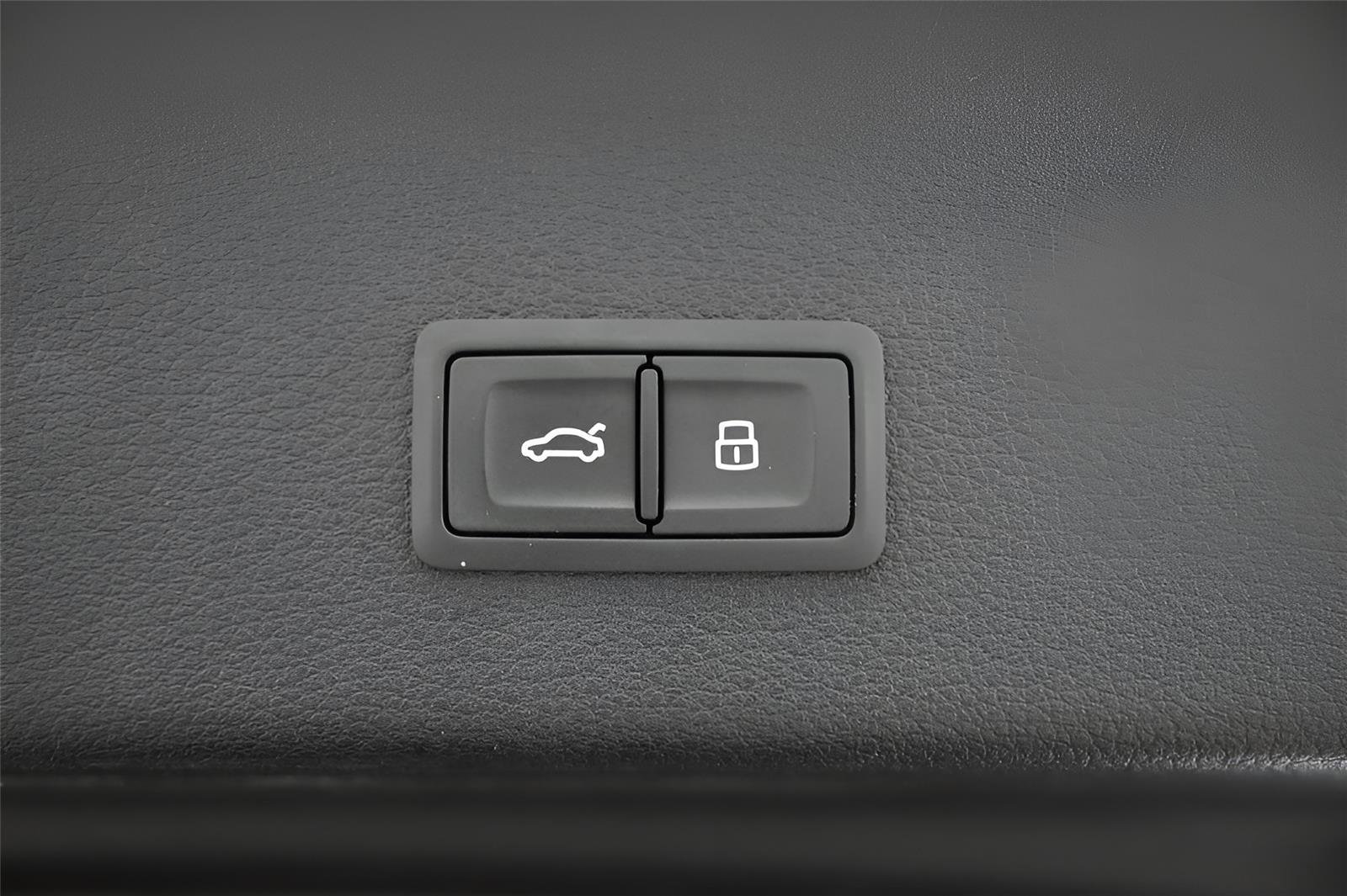 Used 2020 Audi e-tron Prestige w/ Prestige Package image 18