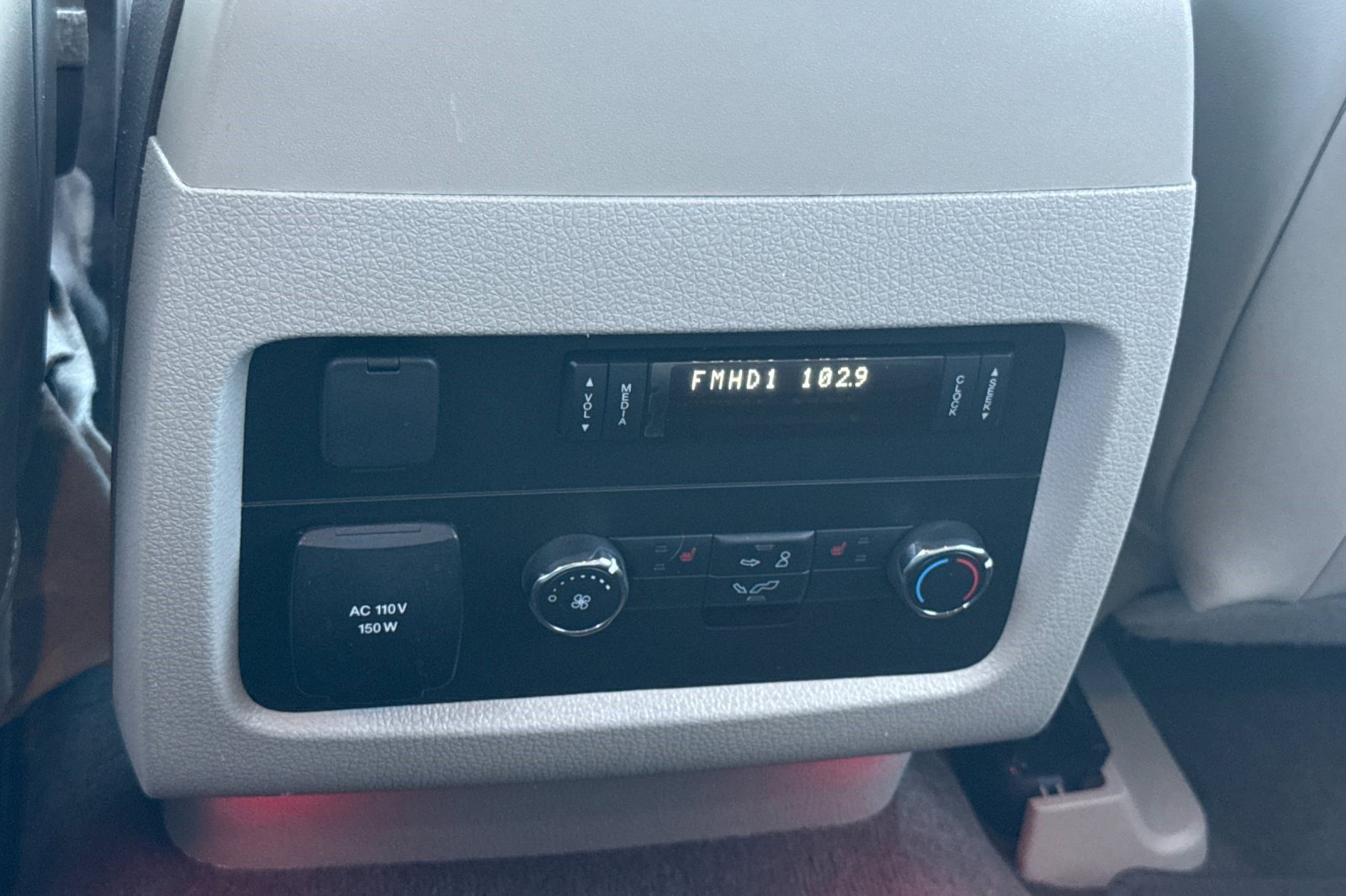 Used 2017 Lincoln Navigator Select image 16