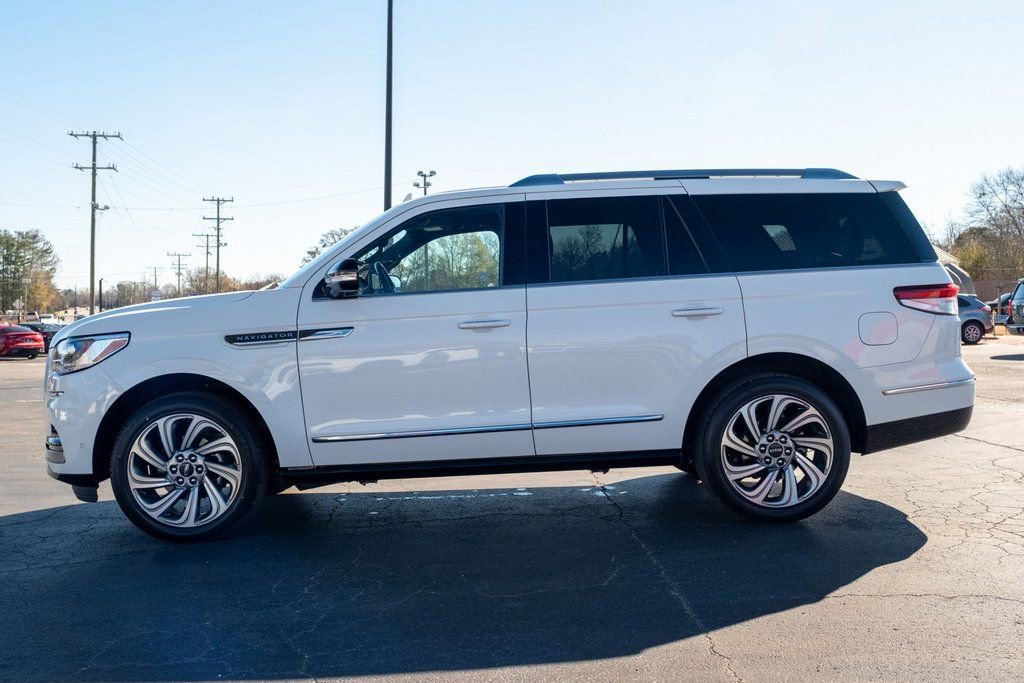 Used 2023 Lincoln Navigator Reserve image 4