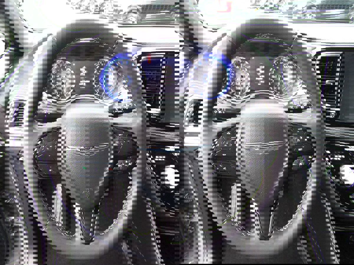 Used 2025 Chrysler Pacifica Limited image 7