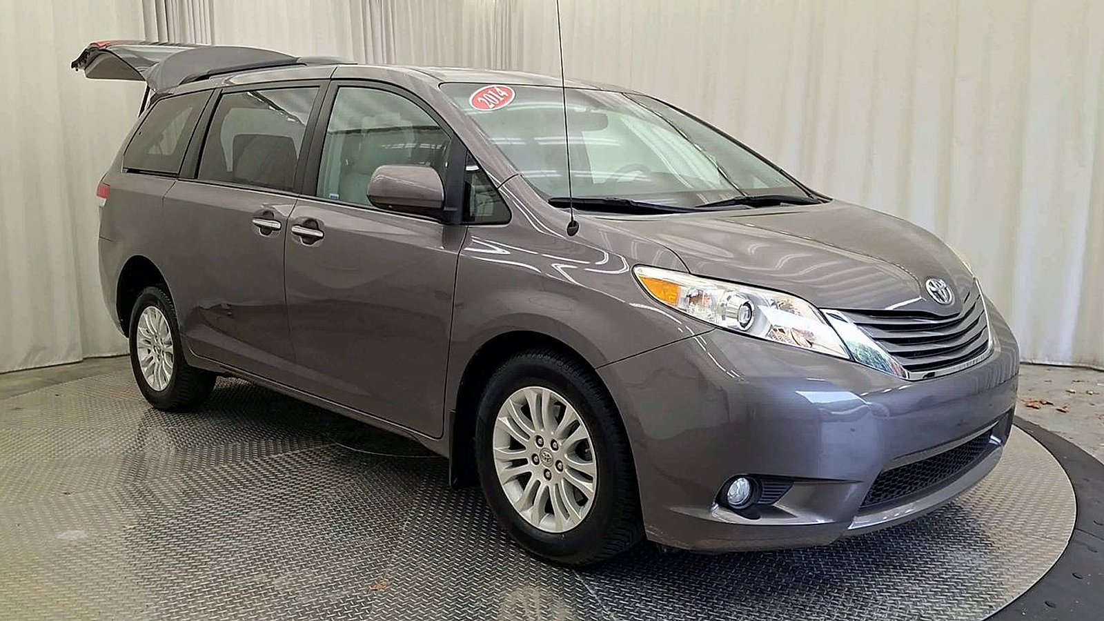 Used 2014 Toyota Sienna XLE w/ Entertainment Package FWD image 7