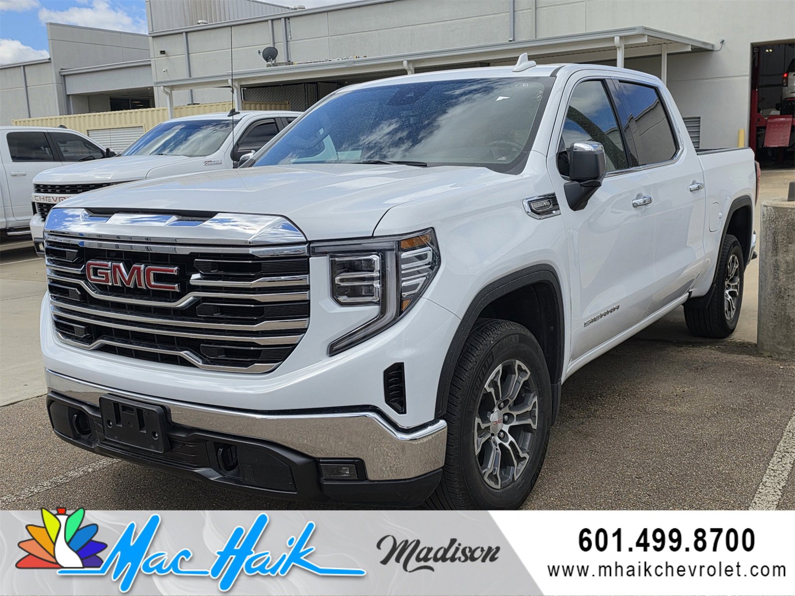 Used 2025 GMC Sierra 1500 SLT image 1