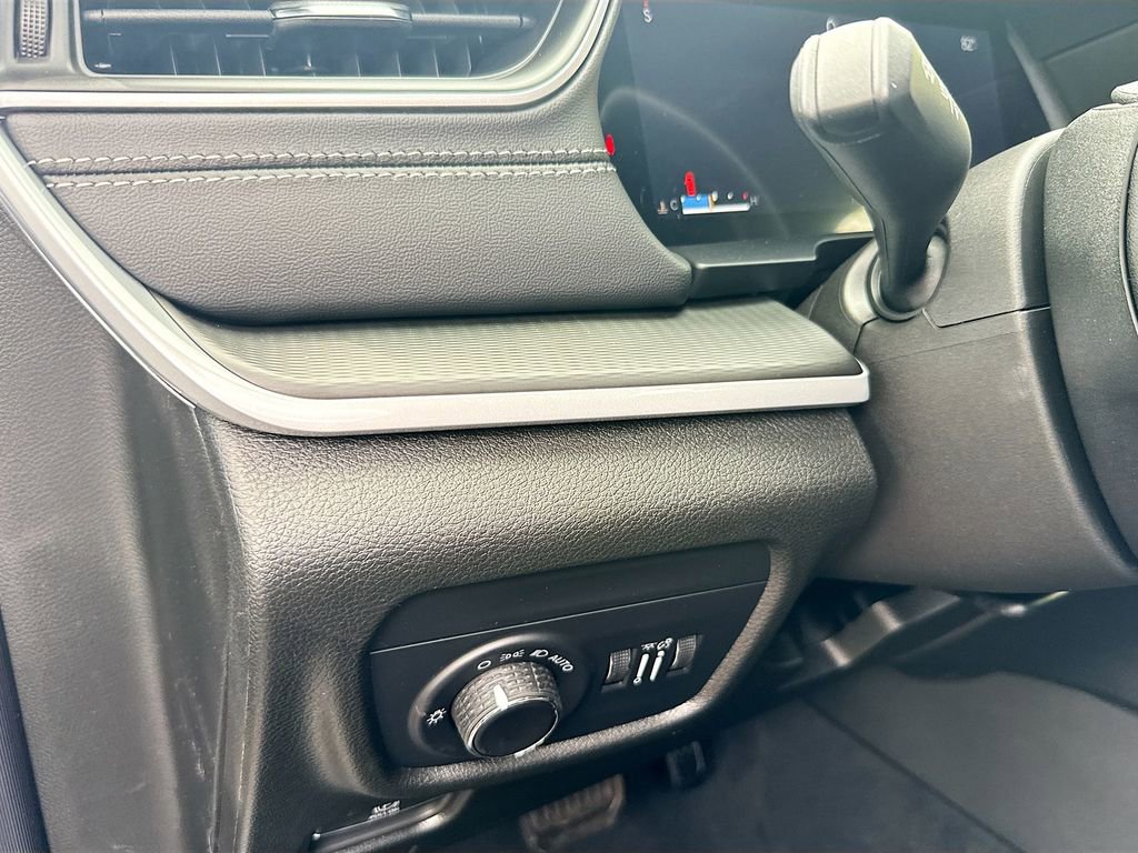 New 2025 Jeep Grand Cherokee Laredo w/ Luxury Tech Group I RWD image 10