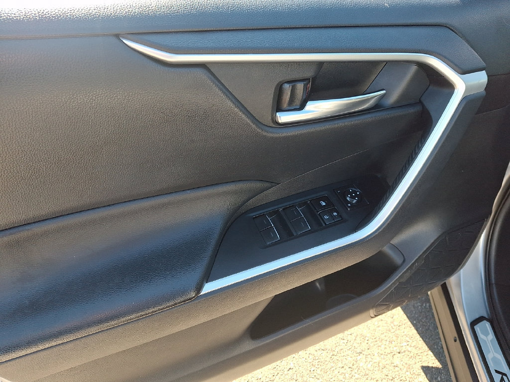 Used 2022 Toyota RAV4 XLE AWD/4WD image 13
