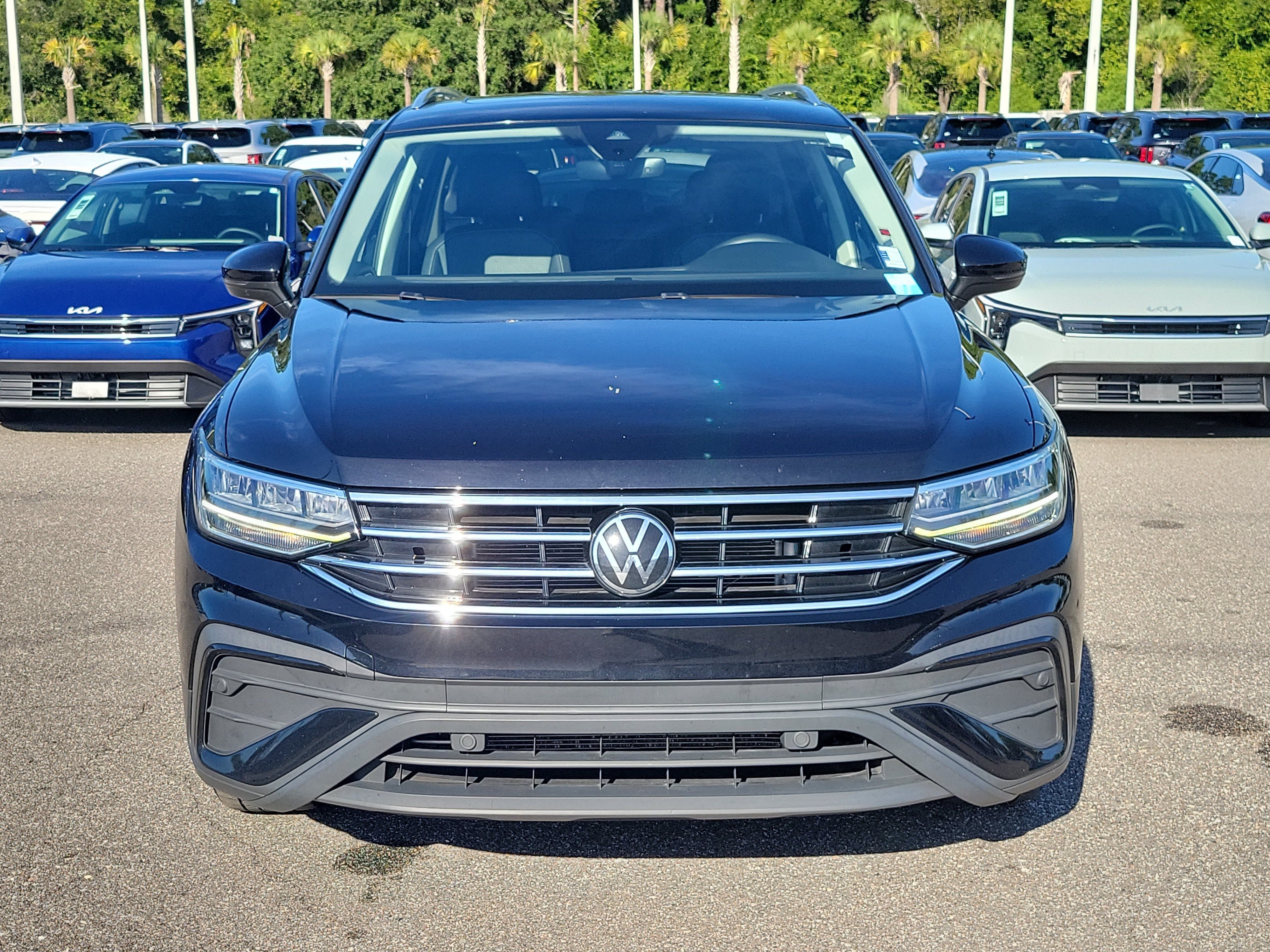 Used 2023 Volkswagen Tiguan SE w/ Panoramic Sunroof Package FWD image 2