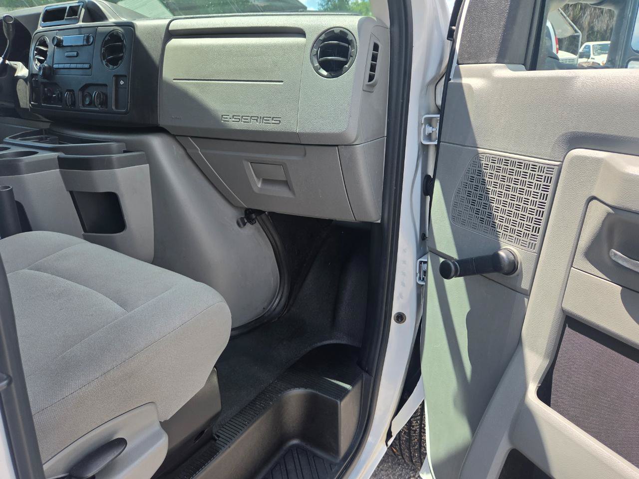 Used 2014 Ford E-150 and Econoline 150 RWD image 12