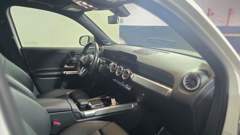 Used 2023 Mercedes-Benz GLB 250 4MATIC image 11
