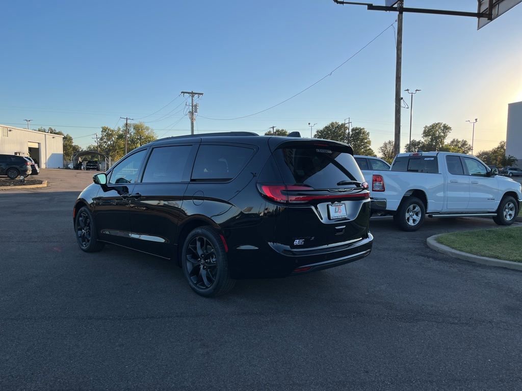 New 2026 Chrysler Pacifica Select w/ S Appearance Package image 6