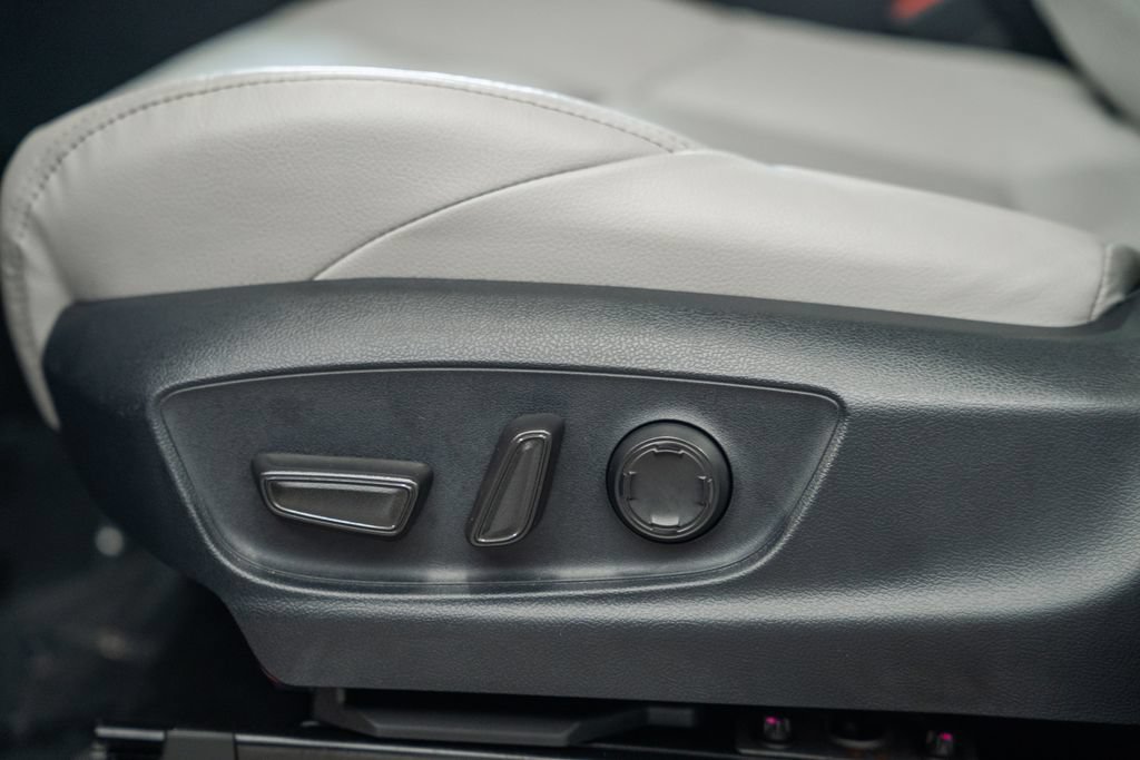 Certified 2025 Toyota Tacoma Limited AWD/4WD image 40