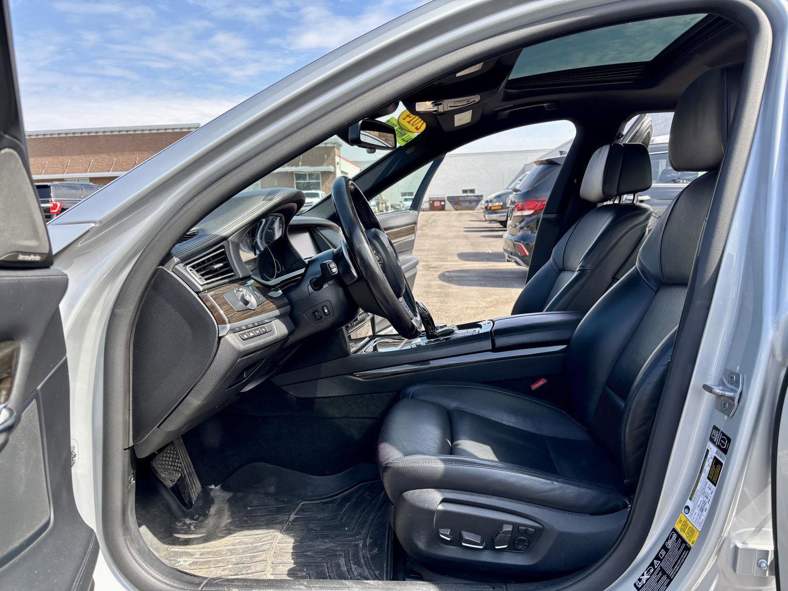 Used 2014 BMW 750i xDrive image 2