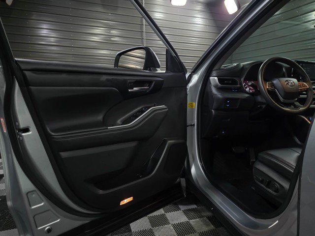 Used 2022 Toyota Highlander XLE image 32