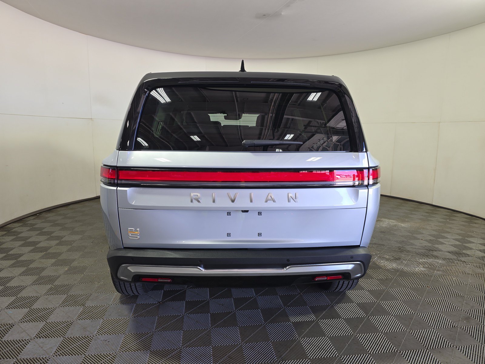 Used 2024 Rivian R1S Adventure AWD/4WD image 4