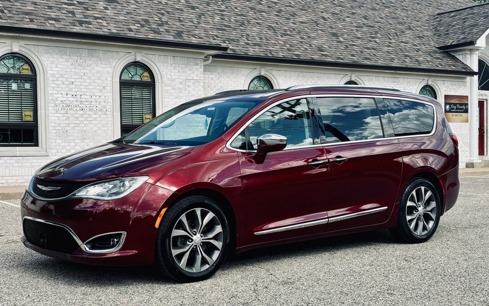 Used 2018 Chrysler Pacifica Limited w/ Tire & Wheel Group FWD image 6