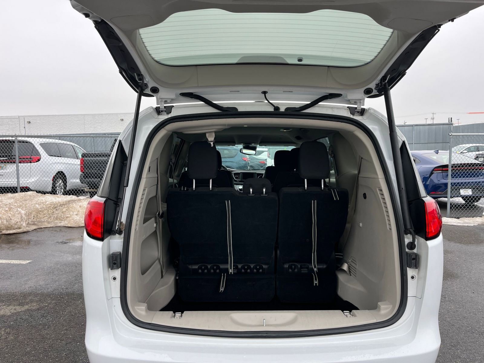 Used 2023 Chrysler Voyager LX image 33