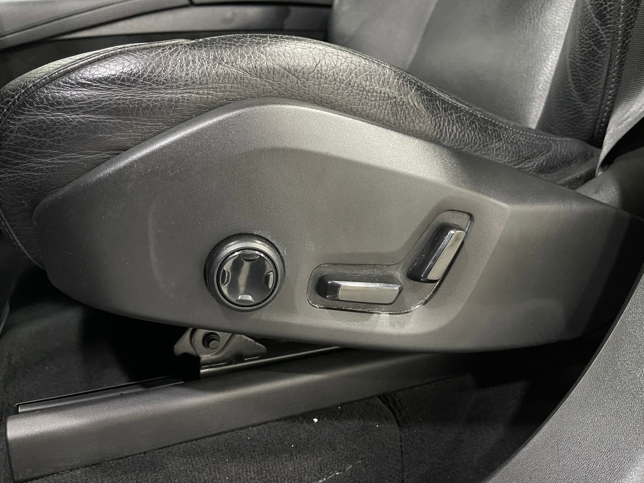 Used 2018 Volvo XC90 T5 Momentum w/ Convenience Package FWD image 17