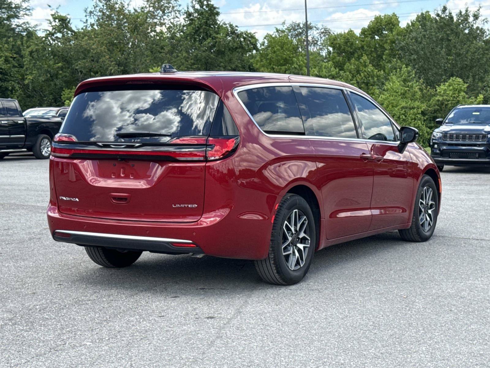 New 2027 Chrysler Pacifica Limited FWD image 5